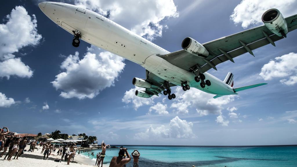 Avión aterrizando en el Aeropuerto Princess Juliana en las Antillas Holandesas