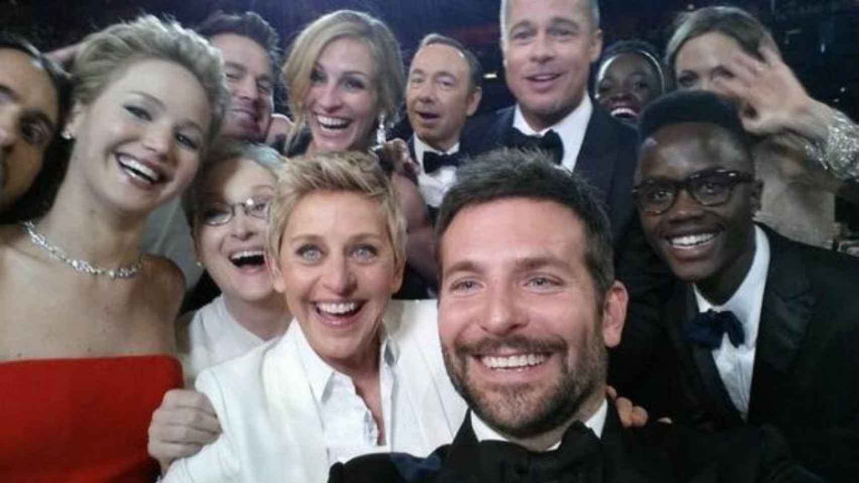 Actores de Hollywood se hacen un selfie durante la gala de los Oscar.
