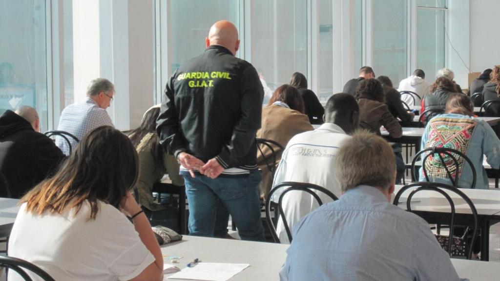 Varios alumnos realizan el examen para obtener el permiso de conducción en una foto de archivo.