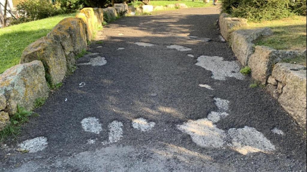 Desperfectos en el asfalto del Parque Europa.