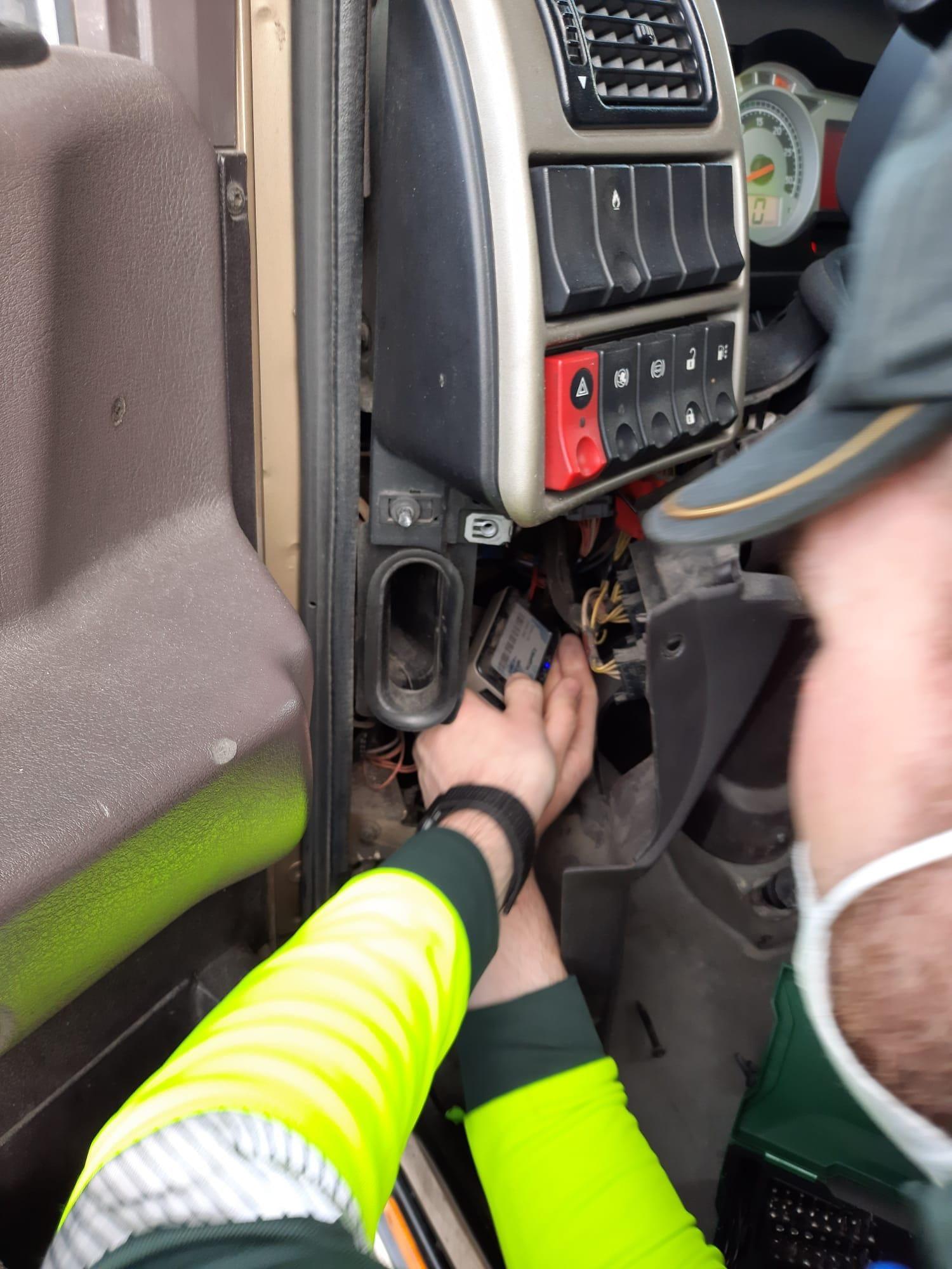 Un agente comprueba la presencia de un emulador de adblue en un vehículo (Guardia Civil).