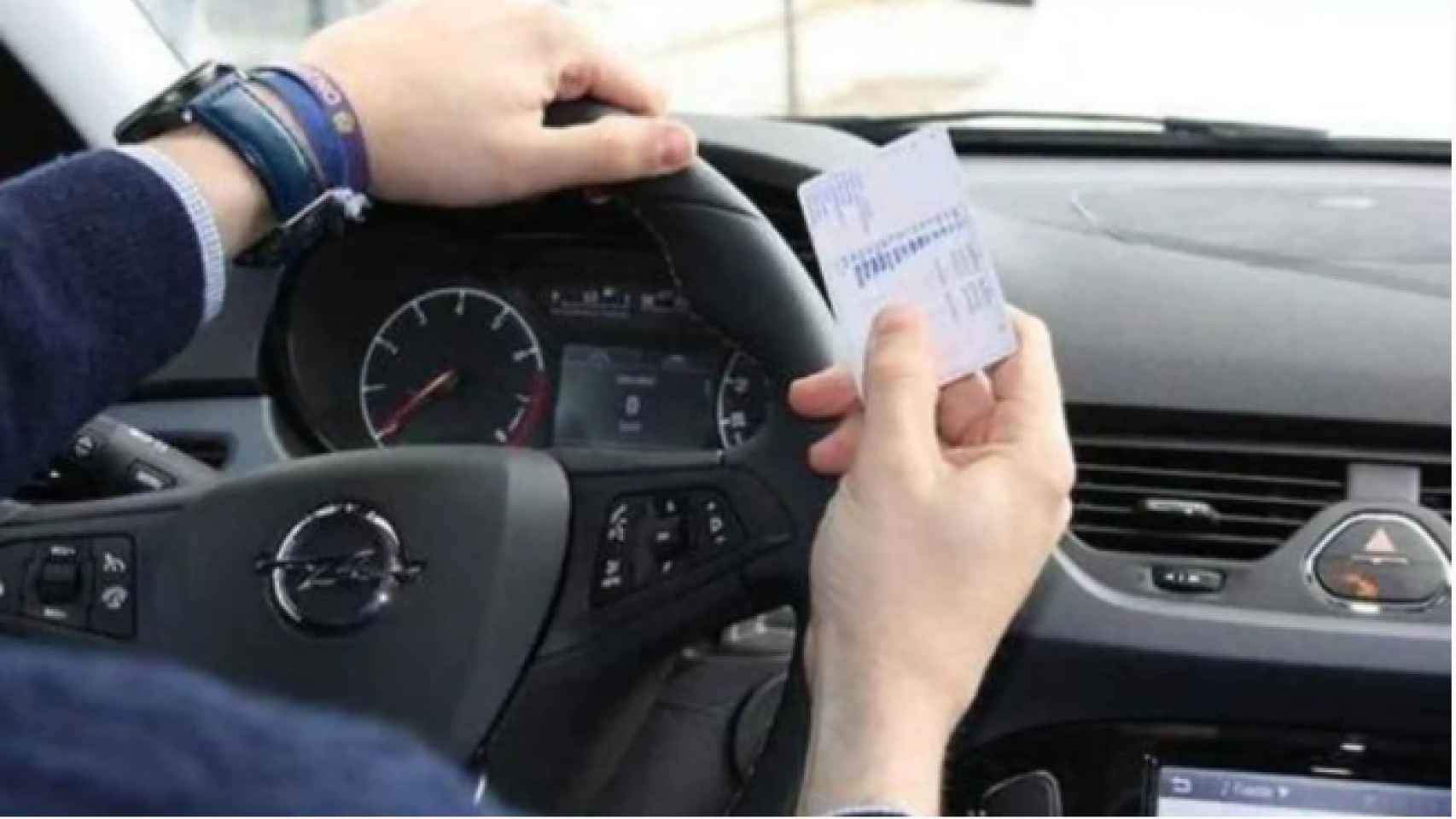 Sujetar el volante con una mano mientras conduce puede ser una imprudencia.