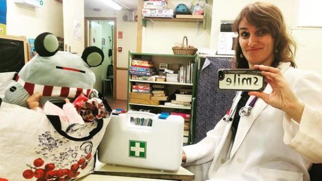 Mónica García, en su trabajo como anestesista en el Hospital 12 de Octubre, en Madrid.