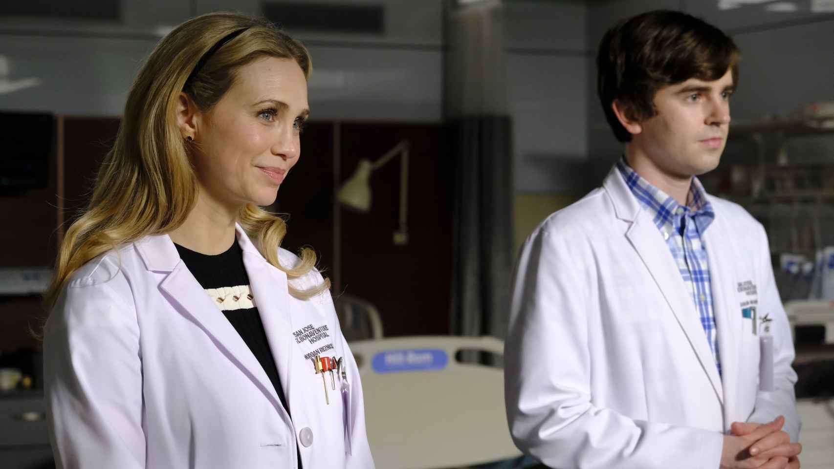 Fiona Gubelmann y Freddie Highmore en la cuarta temporada de 'The Good Doctor'.