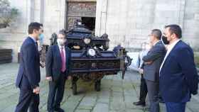 Abel Caballero durante su visita a la Basílica de Santa María