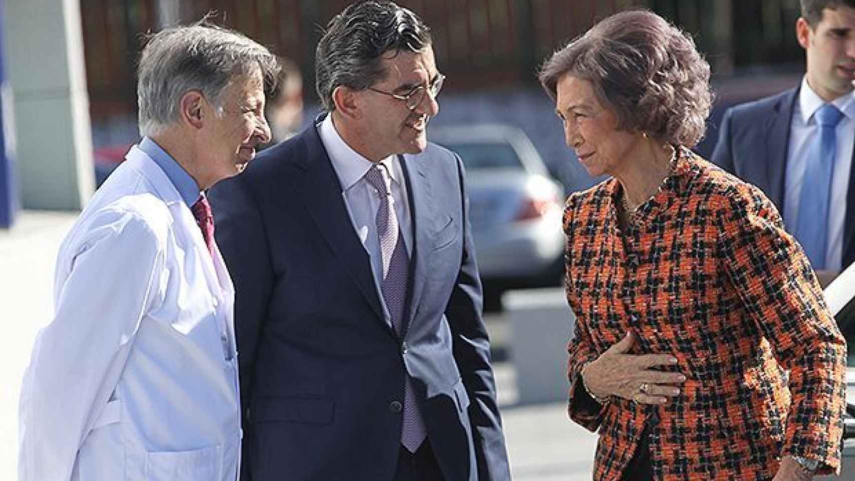 Sofía, junto a Juan Abarca (presidente de HM Hospitales) y José A. Obeso, director del HM Cinac (Centro Integral de Neurociencias AC).