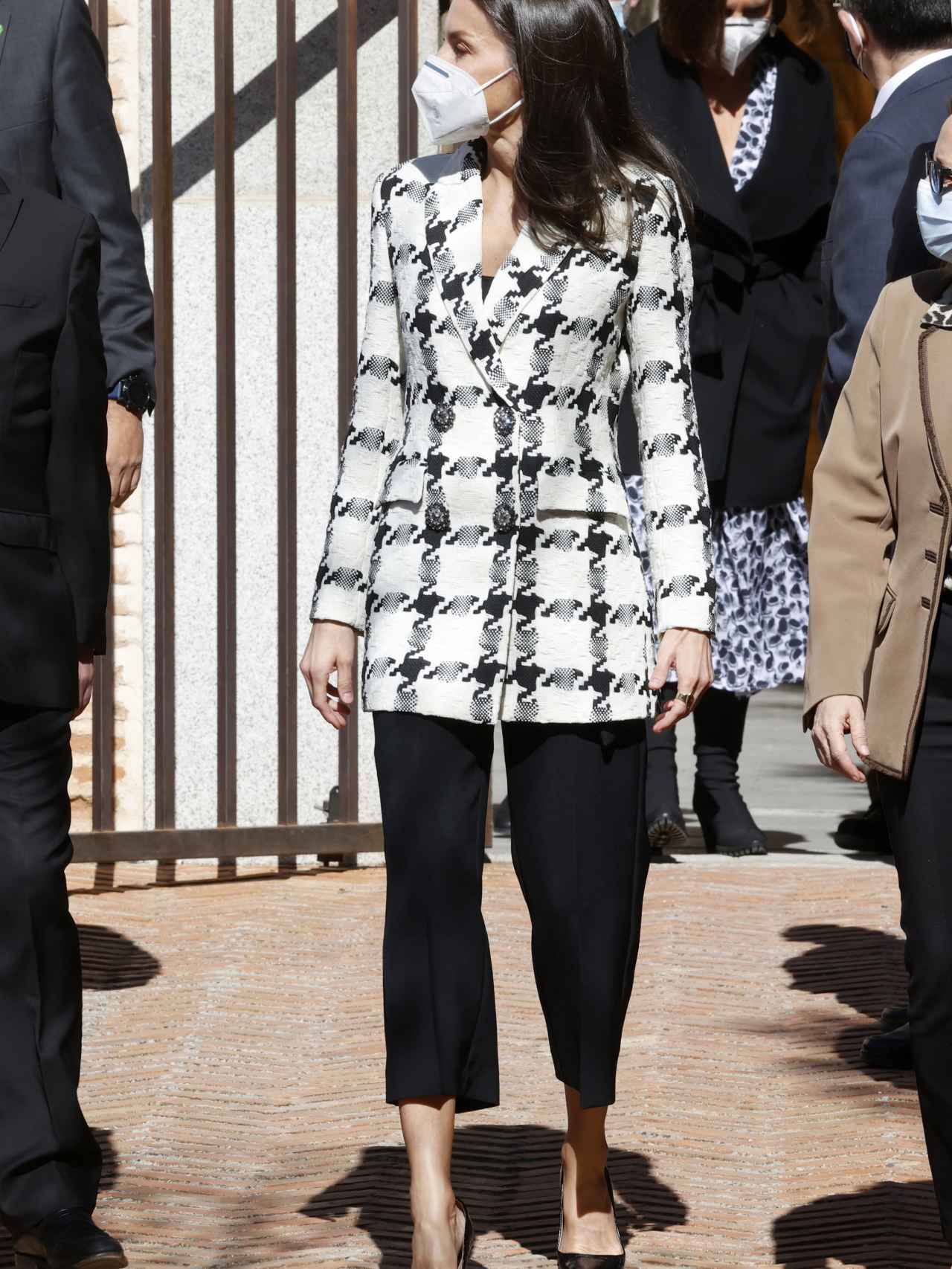 La Reina con un total look en blanco y negro.