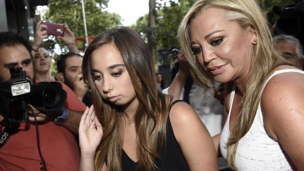 Andrea Janeiro y Belén Esteban, entrando en la discoteca Kapital por el cumpleaños de la joven.