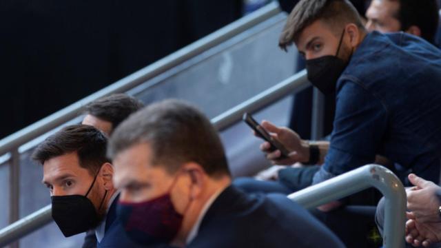 Los jugadores del Barcelona Lionel Messi y Gerard Piqué durante la toma de posesión de Joan Laporta como presidente del Barcelona