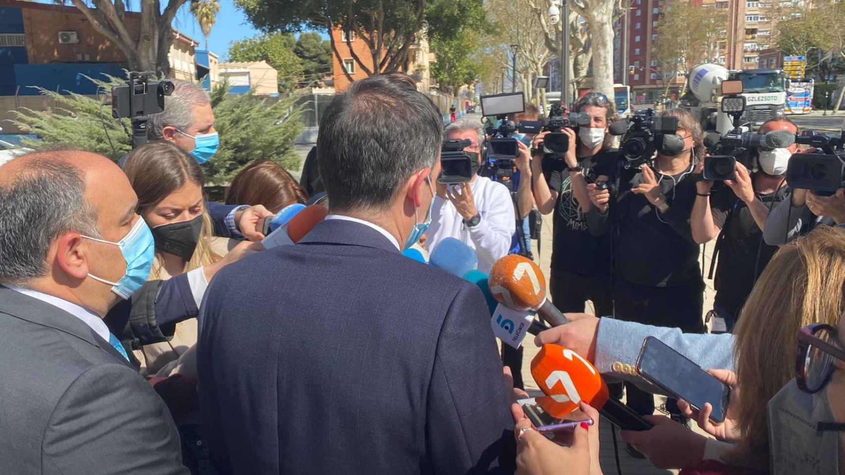Decenas de periodistas preguntando a Liarte, este miércoles, por su negativa a la moción de PSOE y Cs.