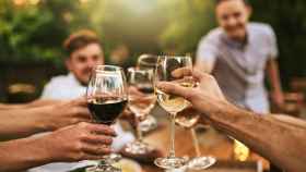 Brindar con vino es un acto social muy típico de España.