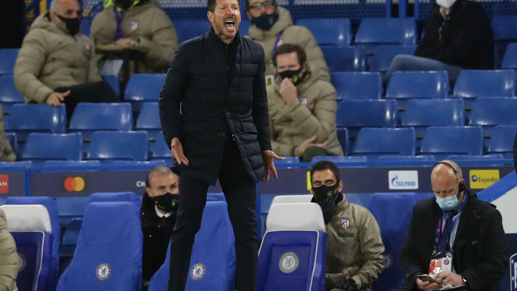 El 'Cholo' Simeone da órdenes a sus jugadores desde la banda de Stamford Bridge