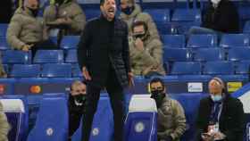El 'Cholo' Simeone da órdenes a sus jugadores desde la banda de Stamford Bridge