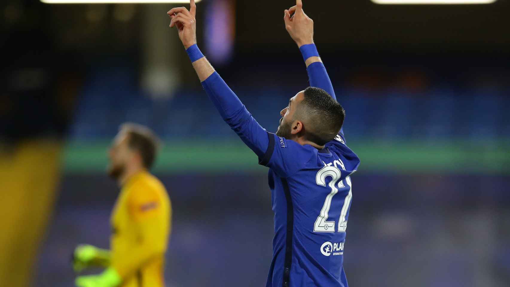 Hakam Ziyech celebra su gol con los brazos señalando al cielo