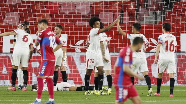 Los jugadores del Sevilla celebran el primero ante el Elche