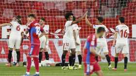 Los jugadores del Sevilla celebran el primero ante el Elche