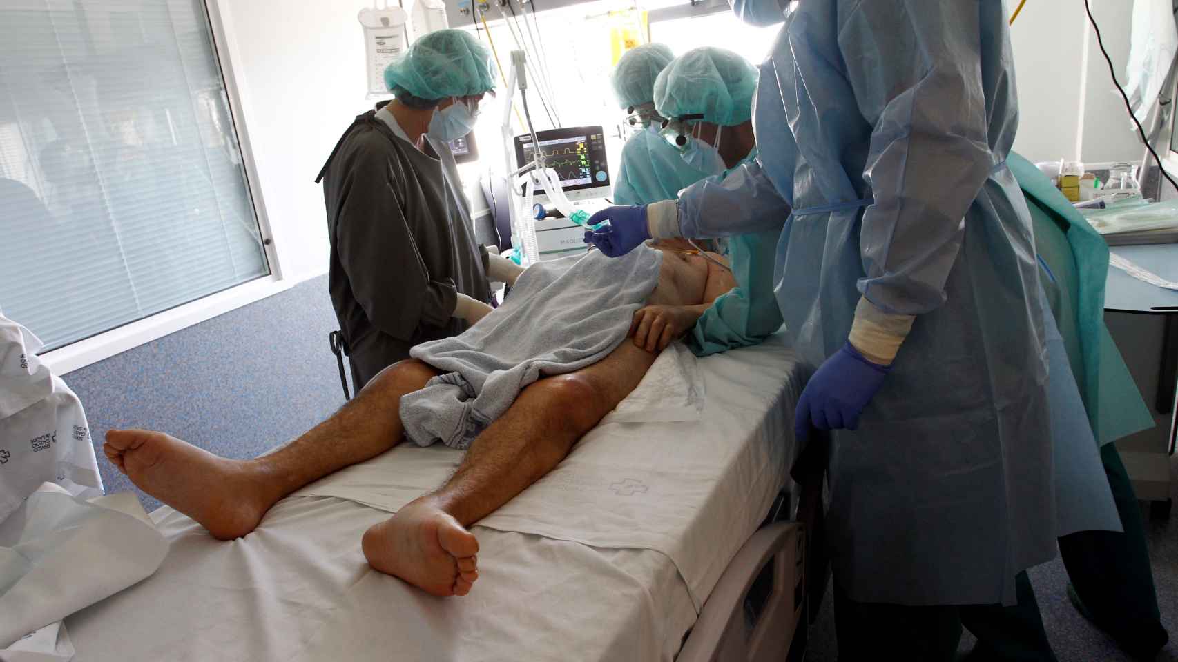 Varios sanitarios atienden a un paciente con COVID-19 en el Complejo Hospitalario Universario de Ferrol.