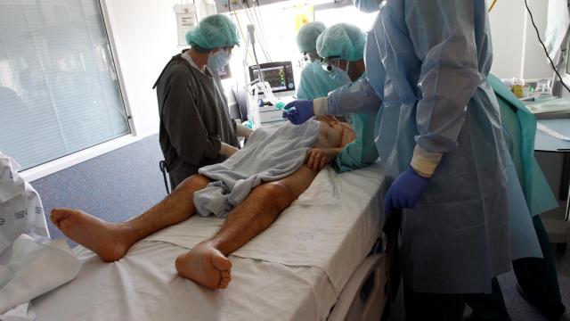 Varios sanitarios atienden a un paciente con COVID-19 en el Complejo Hospitalario Universario de Ferrol.