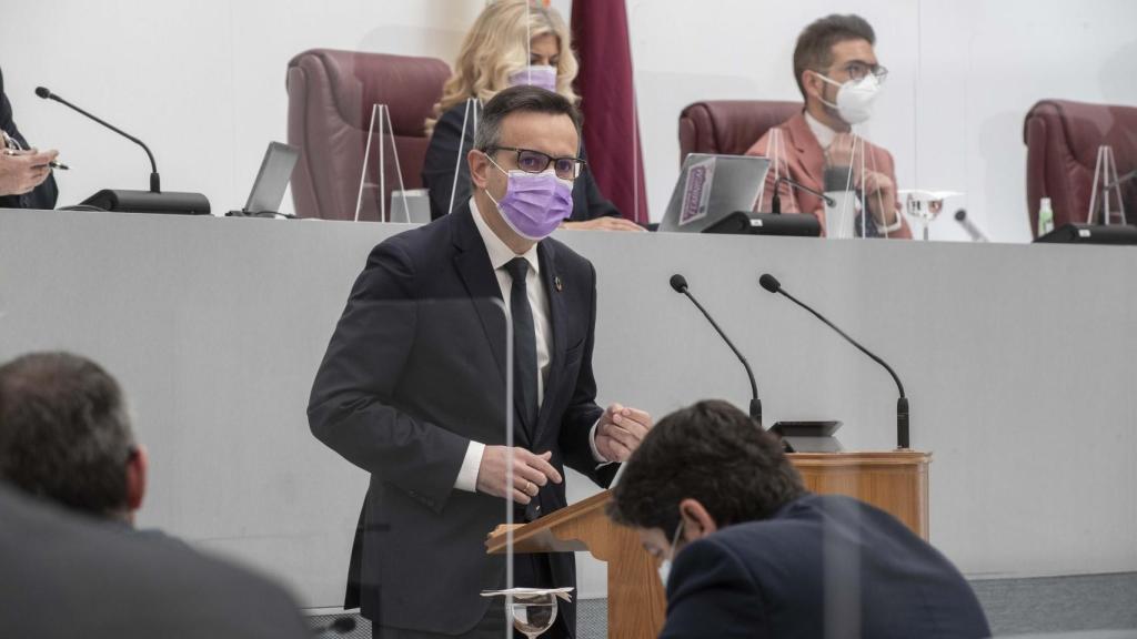 El secretario general del PSOE, Diego Conesa, durante su intervención en la Asamblea Regional.