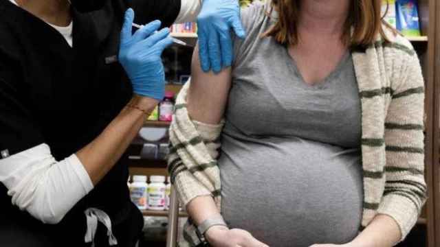 Una embarazada recibe una dosis de la vacuna contra el coronavirus en Pensilvania (EEUU).