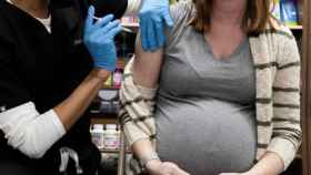 Una embarazada recibe una dosis de la vacuna contra el coronavirus en Pensilvania (EEUU).