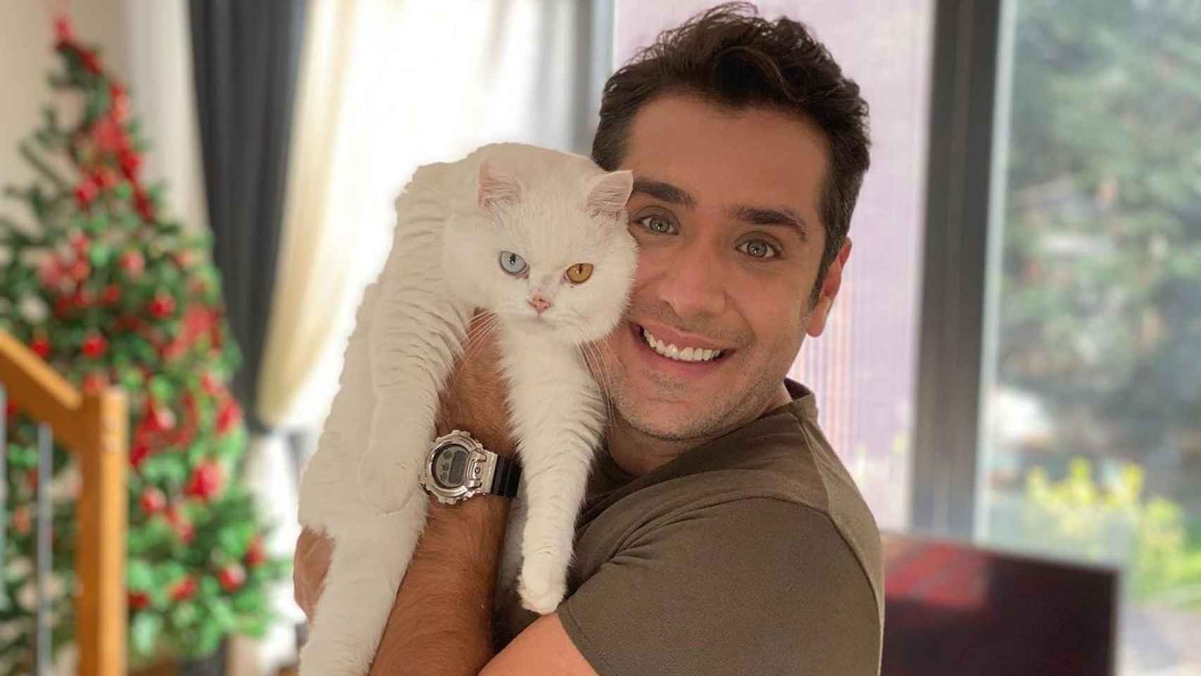 Alican con su gato en brazos en una foto de las redes sociales.
