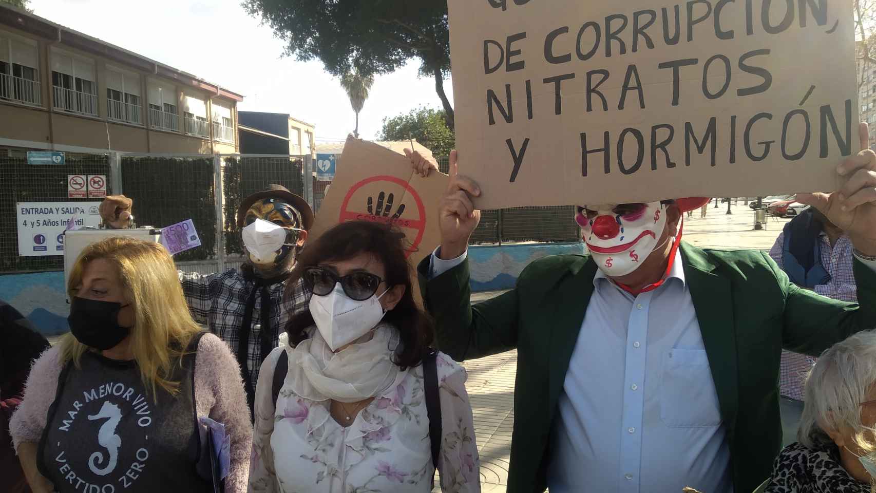 Un grupo de manifestantes, este jueves, en la puerta de la Asamblea Regional de Cartagena.
