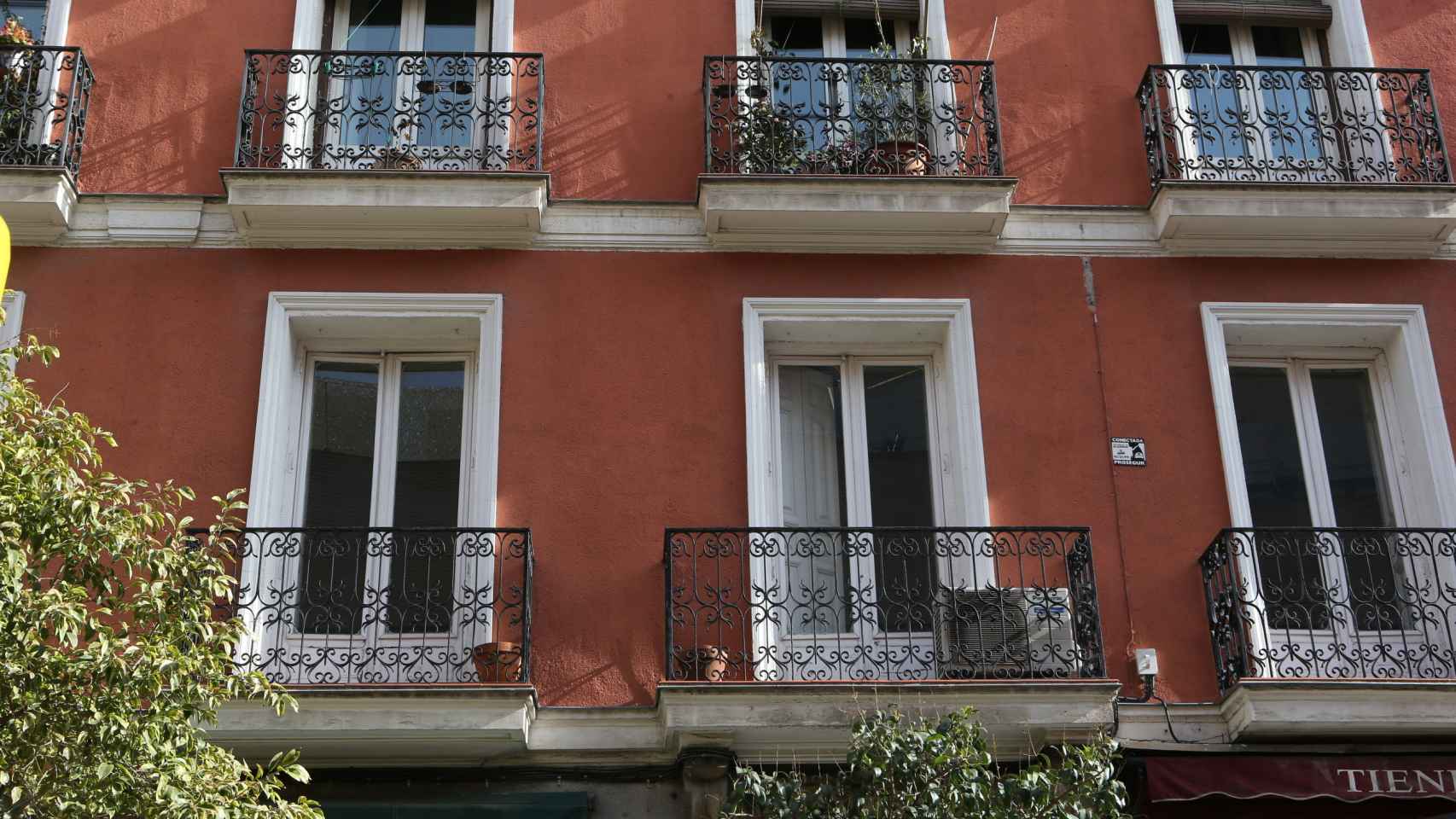Balcones del piso de Juan Gabriel en el barrio de Chueca en Madrid.