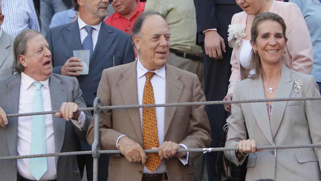 Fernando y Carlos Falcó junto a la infanta Elena en los toros.