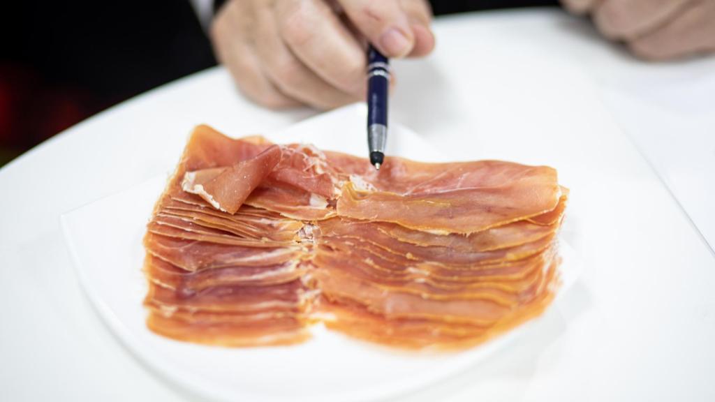 Carlos observa que al jamón de Carrefour le han quitado la grasa, pero la que queda, se ve amarillenta.