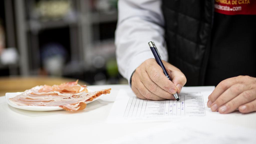 Carlos apunta las características de cada jamón para poder elaborar un 'ranking' final.