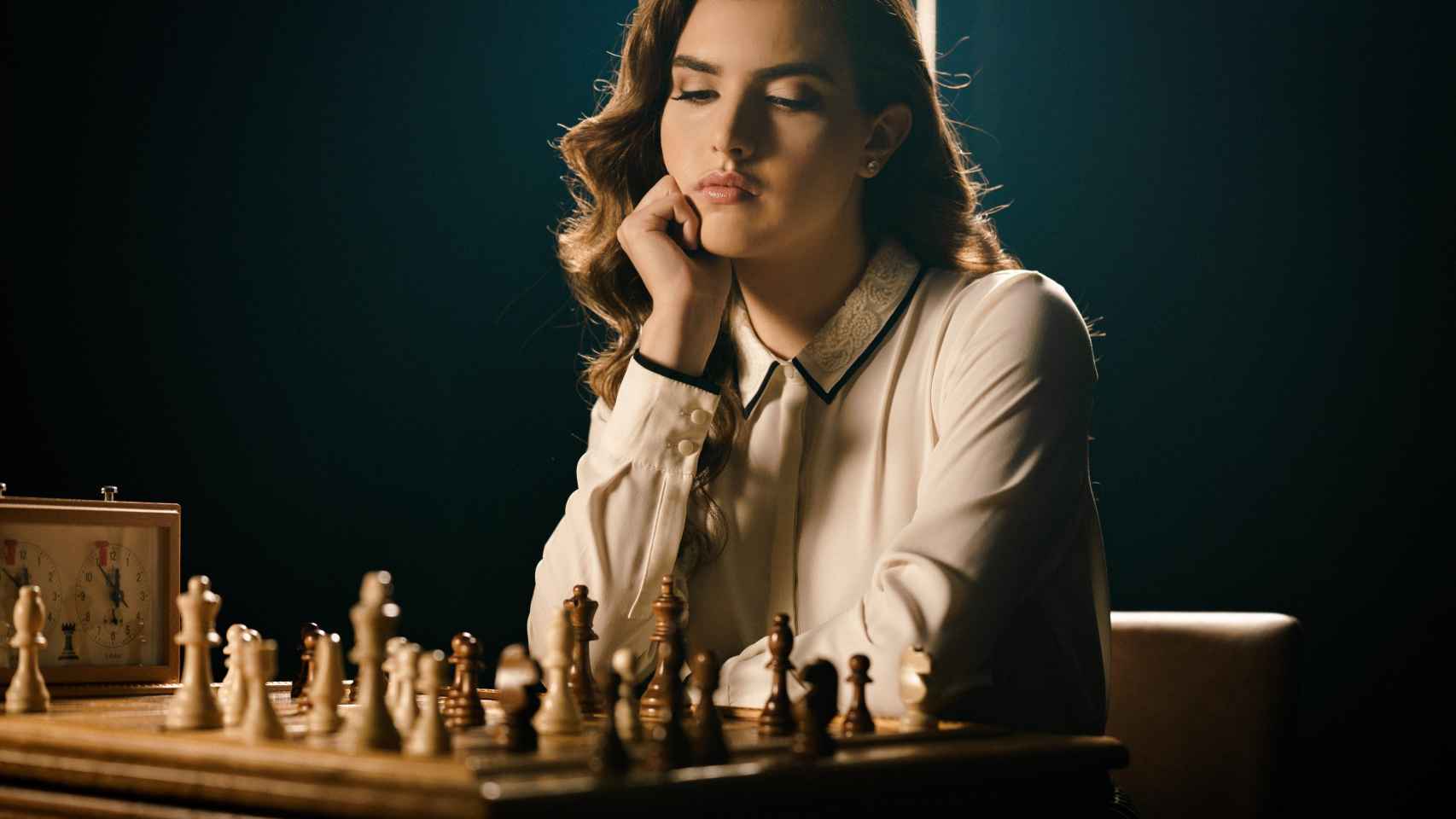 Alexandra Botez, con un tablero de ajedrez. Foto: Twitter (@Envy)