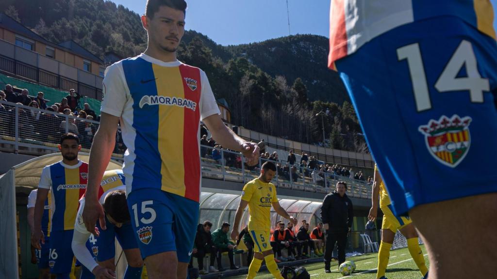 El FC Andorra de Gerard Piqué, saltando al campo de Prada de Moles. Foto: Twitter (@fcandorra)