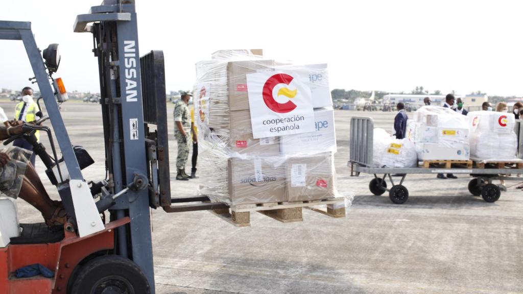 Llegada del cargamento medicinas y material sanitario a Bata.