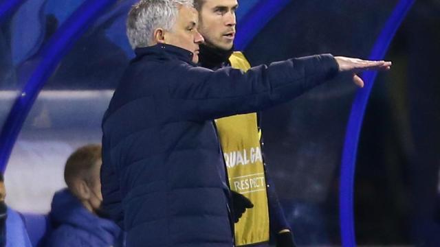 Mourinho y Bale hablando en el banquillo del Tottenham