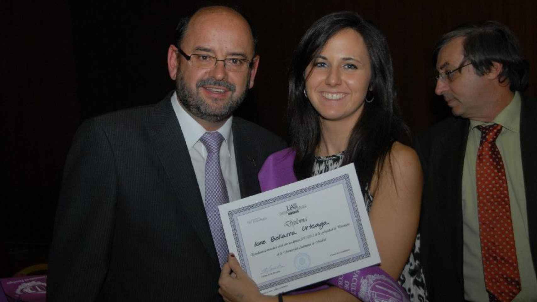 Ione Belarra con su diploma de Licenciada en Psicología en 2012.
