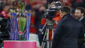 El trofeo de la Premier League ante una cámara de retransmisión