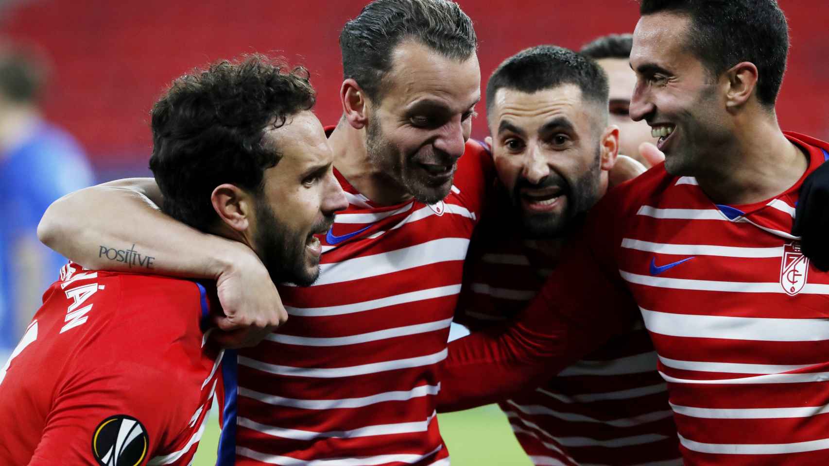 Roberto Soldado y los jugadores del Granada celebran un gol