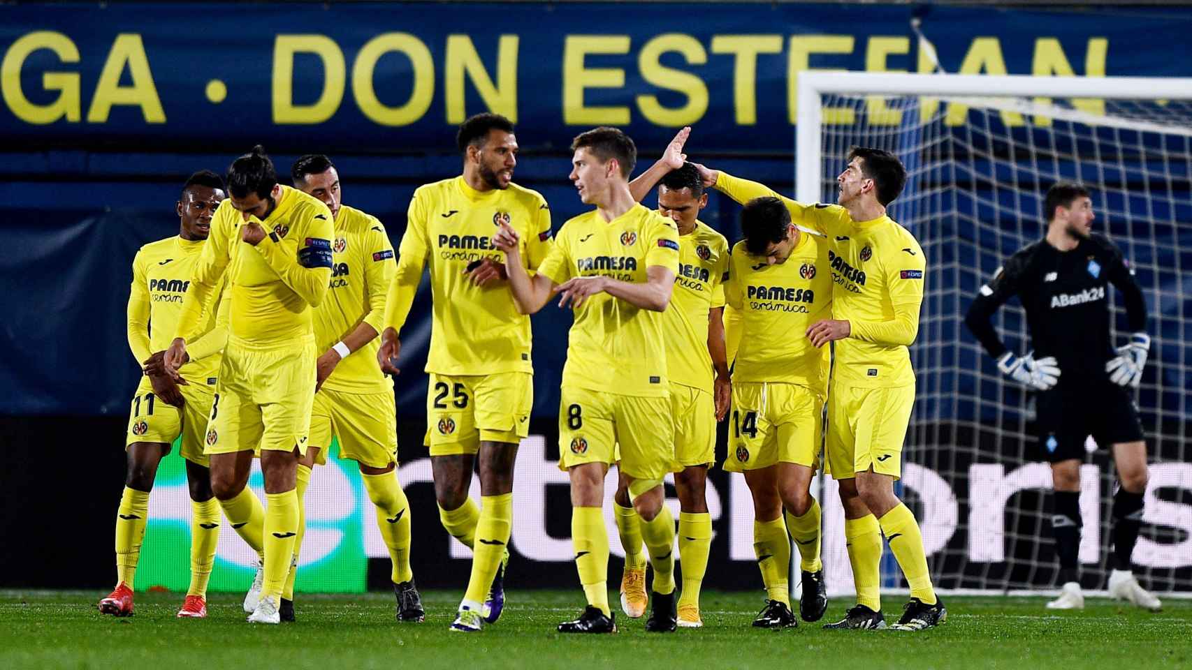 Los jugadores del Villarreal celebran un gol en los octavos de Europa League