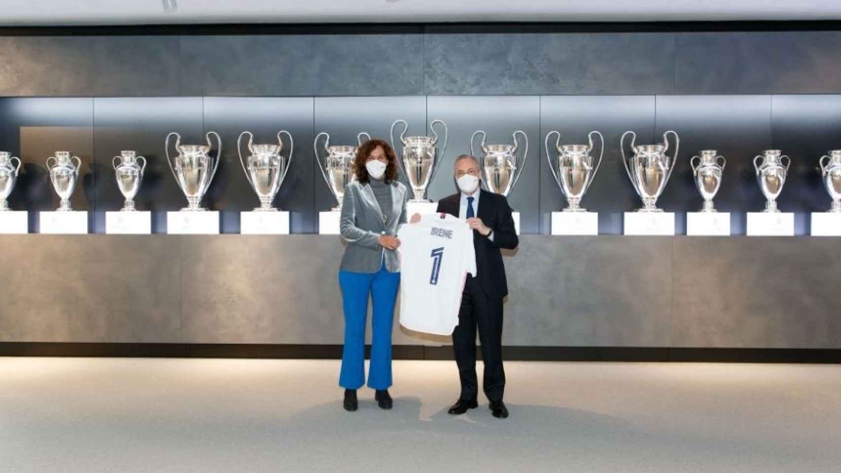 Irene Lozano y Florentino Pérez, en la sala de trofeos de la Champions League