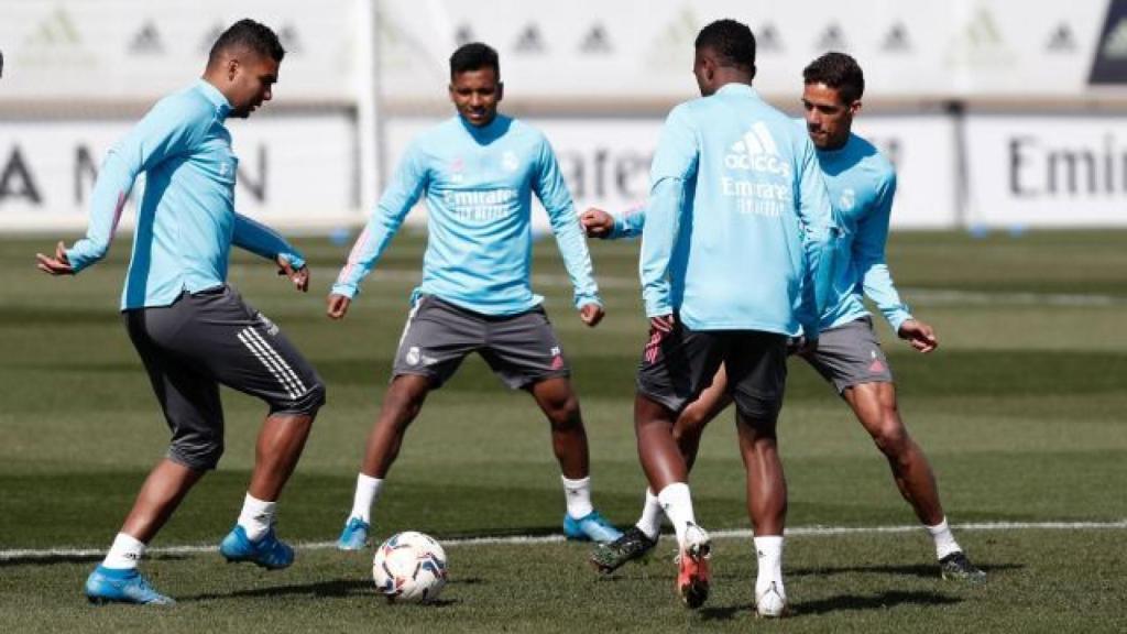 Casemiro, Rodrygo Goes, Vinicius Junior y Raphael Varane, durante un entrenamiento del Real Madrid