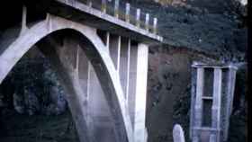 Captura del vídeo de la voladura de los restos del antiguo Puente de la Degollada que la Real Academia de Toledo ha rescatado para el archivo audiovisual