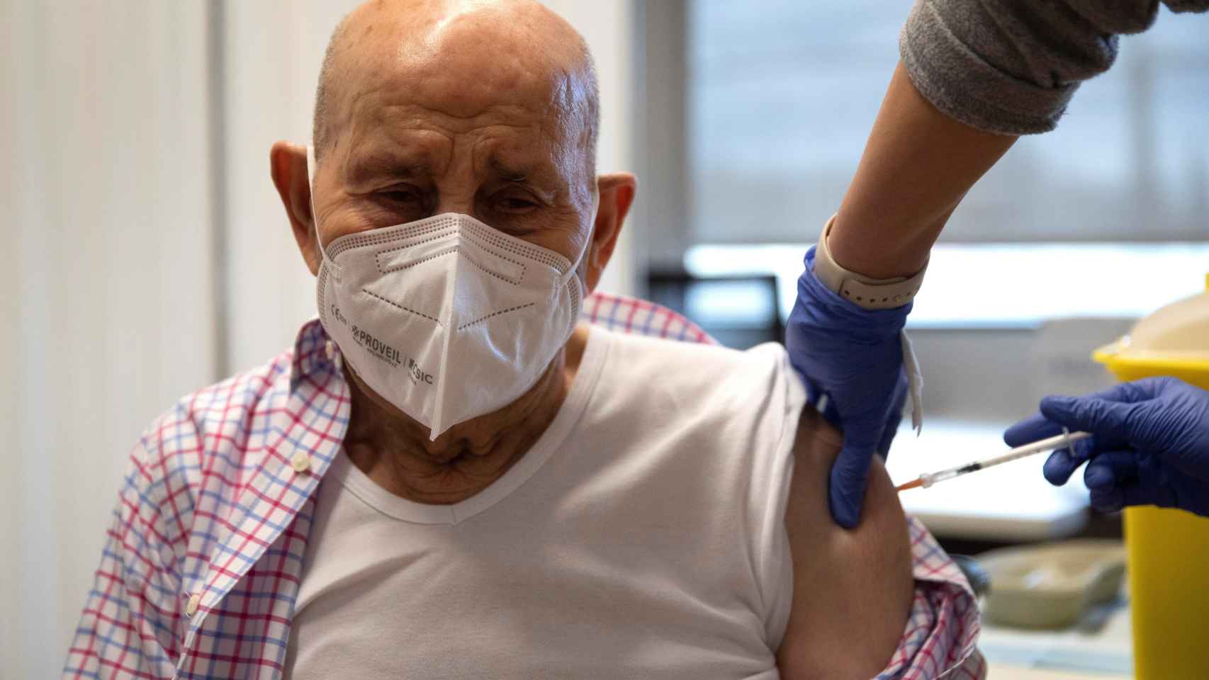 José Mariscal, de 97 años, recibe la segunda dosis de la vacuna de la farmaceútica Pzifer contra el Covid19.