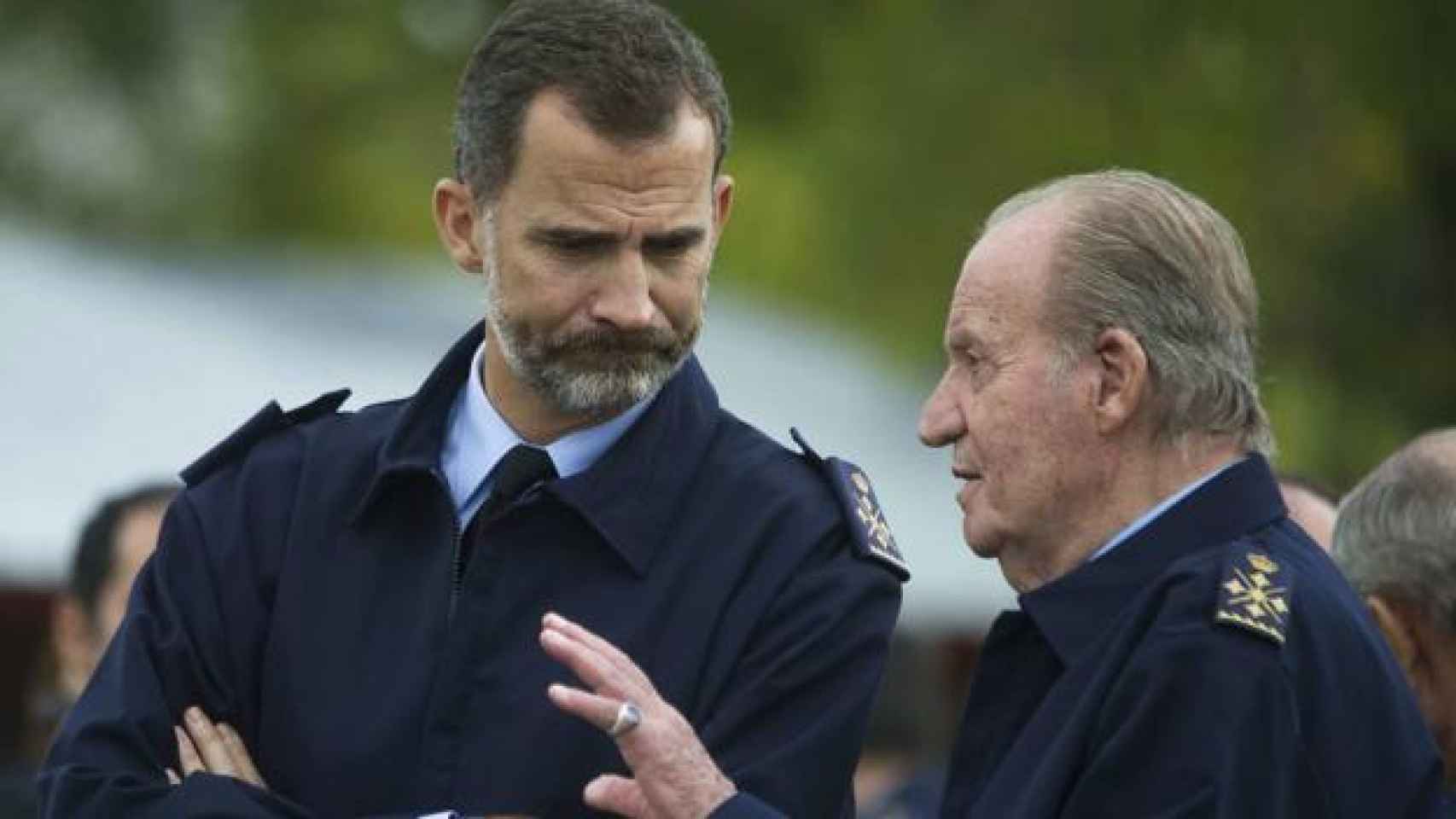 Felipe VI y Juan Carlos I charlan distendidamente.