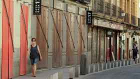 Una mujer pasea con mascarilla por Madrid.