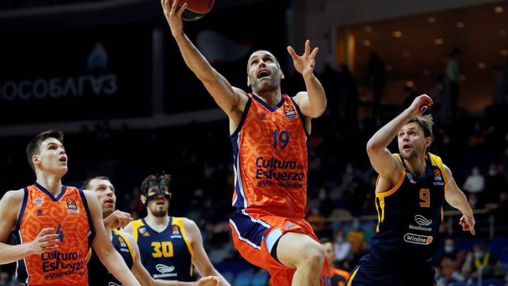 San Emeterio (Valencia Basket) penetrando ante el Khimki