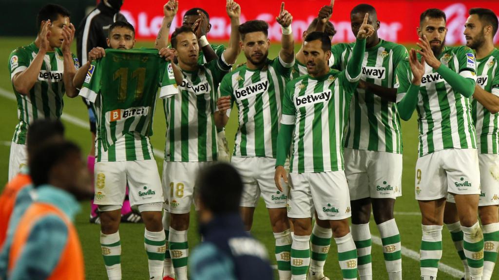 Los jugadores del Betis celebran un gol