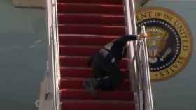 Biden tropieza tres veces y se cae subiendo las escaleras del Air Force One