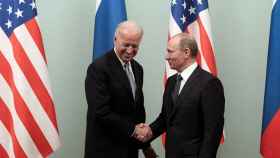 Joe Biden saluda a Vladimir Putin durante una visita a Moscú en 2011, cuando era vicepresidente de Obama.