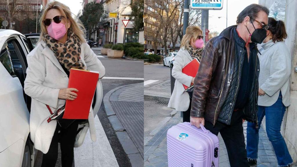 Lydia Lozano y Charlie entrando en el hospital donde fue intervenida.